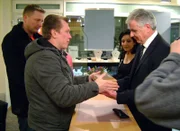 Beim Goldhändler versucht Trödelprofi Otto Schulte alte Uhren und Münzen zu verkaufen.