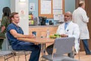 L-R: Dr Bruce (Josh Lawson), Dr Ron (David Alan Grier)