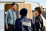 Süher Özlügül (Sophie Dal, Mitte) und Henk Cassens (Maxim Mehmet, re) fordern Lars Röding (Stefan Konarske, li) auf, seinen Wohnwagen wegzufahren.