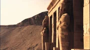 Antike Statuen im Hatschepsut-Tempel, dem berühmten Wahrzeichen von Luxor
