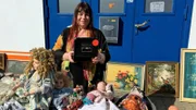 Carmen (54, Foto) und ihr Pflegesohn Vincent (23) sind Sammler aus Leidenschaft. Seit Jahren horten die beiden Unmengen an Puppen, Teddybären, Engel und vielerlei anderen Trödel.