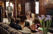 Zusammen mit Ethan Clarks (Julian Sands, l.) Hilfe, versucht Melinda (Jennifer Love Hewitt, hinten r.) das rätselhafte Puzzle zusammenzusetzen …; Zusammen mit Ethan Clarks (Julian Sands, l.) Hilfe, versucht Melinda (Jennifer Love Hewitt, hinten r.) das rätselhafte Puzzle zusammenzusetzen