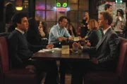 Ted (Josh Radnor, l.) ist immer noch auf der Suche nach der Frau fürs Leben. Im McLarens sieht er ein hübsches Mädchen, aber er ist zu nervös, um sie anzusprechen. Daraufhin erklärt Barney (Neil Patrick Harris, r.) sie als sein "Eigentum" ...