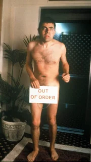 Mr. Bean (Rowan Atkinson) hat sich dummerweise aus seinem Hotelzimmer ausgesperrt.
