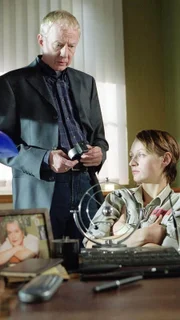 Dr. Strauss (Rainer Goernemann) versucht Sascha (Barbara Sotelsek) von den Vorteilen der elektronischen Fußfessel zu überzeugen, die jede ihrer Bewegungen in der Freiheit überwacht.