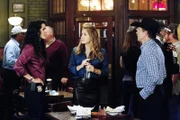Jane Rizzoli (Angie Harmon, l.) und Maura Isles (Sasha Alexander) ermitteln nach einem Mord in der Mediziner-Branche. Was hat Dr. Billy May Higgins (Craig Morgan) zu verbergen?