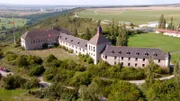 Die Reichssegelflugschule prägt das Bild der Hangkante nahe Laucha. Das alte Gebäude ist heute verfallen