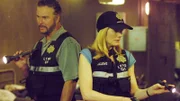 Bei ihren Ermittlungen stoßen Catherine (Marg Helgenberger) und Grissom (William Petersen) auf einen alten Militärbunker, der einer Sekte als Unterschlupf gedient hat. Den Beiden bietet sich ein grausiger Anblick...