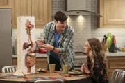 Als Alan die Beziehung mit Ms. McMartin (Maggie Lawson, r.) beendet, versucht Walden (Ashton Kutcher, l.) alles, um sie zu besänftigen, damit der Adoption von Louis nichts im Wege steht ...