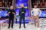 Moderator Jörg Pilawa (M.) mit den Kandidaten des Teams „Humor“: Jürgen von der Lippe (l.), Enterainer, Comedian, Autor und Moderator und dem Comedian Max Giermann (r.).