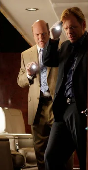 Sgt. Frank Tripp (Rex Linn, l.); Lt. Horatio Caine (David Caruso, r.)