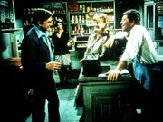 John Walton (Ralph Waite, l.) und Ike Godsey (Joe Conley) haben in Callie (Dorothy Tristan, 2.v.r.) eine gemeinsame Jugendfreundin wiedergefunden. Corabeth Godsey (Ronnie Claire Edwards) hört sich voller Skepsis die Erinnerungen der drei an.