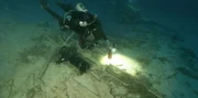 Ein Taucher wirft einen Blick auf das Wrack
