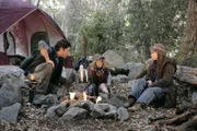 Becca (Mackenzie Vega, M.) erzählt Jim (David Conrad, l.) und Melinda (Jennifer Love Hewitt, r.) von ihrer Begegnung mit dem Geist des 13-jährigen Daniel ...