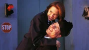 Katrin (Tanya Neufeldt) und Richard (Martin Semmelrogge) freuen sich wahnsinnig, daß Katrins Flucht dank Richards Verkleidung als Gefängnispfarrer geglückt ist.