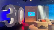 MDR FERNSEHEN DAMALS WAR'S, "Präsentiert von Wolfgang Lippert", am Sonntag um 20:15 Uhr. „Damals war’s“ feiert 30-jähriges Jubiläum voller Erinnerungen, Emotionen und spannender Zeitreise-Momente. In dieser besonderen Ausgabe führt Moderator Wolfgang Lippert durch die letzten 6 Jahrzehnte mit viel Musik, witzigen Geschichten, Trends und Schlagzeilen. Und auch diesmal können Sie ein ganz bestimmtes Jahr erraten.