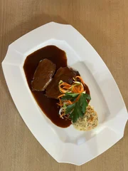 Ochsenbackerl in Rotweinsoße mit niederbayerischen Teigknödel.