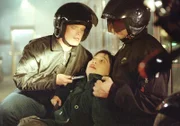 Maja (Anja Reßmer) wird schmerzhaft bewusst, dass Kalles Einfluss nicht an den Toren von Reutlitz endet, als sie auf dem Heimweg von zwei Motorradfahrern (Thomas Wingrich, re. Georg Ebinal) attackiert wird.