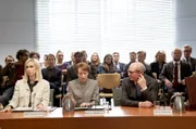 Angela van den Bogerd (Katherine Kelly), Paula Vennells (Lia Williams) und Bob Rutherford (Ian Hart, v.l.) während des Gerichtsprozesses: Wird die Post dazu verurteilt, endlich ihre Akten herauszugeben?