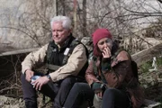 Von links: Hauptkommissar Ivo Batic (Miroslav Nemec) sitzt mit Mila Kovac (Dorka Gryllus) auf dem Hauptplatz in Übungsheim und unterhalten sich über die Military Police, die gerade eintrifft.