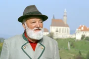 Sepp Forcher vor der Kriche Straßengel.