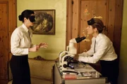 Ein Bankier, der nichts als einen Umhang und eine Maske trug, wird ermordet in einem Haus aufgefunden. Die Aufklärung des Mordfalles führt Jane Rizzoli (Angie Harmon, l.) und Maura Isles (Sasha Alexander) in die höchsten Kreise der Gesellschaft...