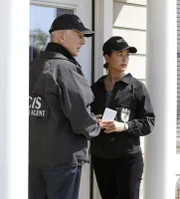 Als eine Reservistin der Navy nach Hause kommt, ist ihr Ehemann verschwunden und das Wohnzimmer ist voller Blut. Sie schaltet Ziva (Cote de Pablo, r.) und Gibbs (Mark Harmon, l.) ein, damit sie ihren Mann finden ...