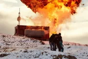 Thin Ice Staffel 1 Folge 2 Miki Jacobsen als Nakinngi, Angunnguaq Larsen als Enok Lynge, Julie Ella Eigaard als Aaja Lynge