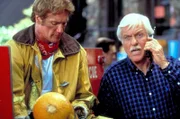 Steve (Barry Van Dyke, l.) und Mark (Dick Van Dyke, r.) erkundigen sich, wie weit die Flammen schon vorgedrungen sind.