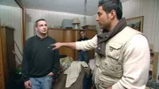 Erik (22) steht vor dem Nichts. Der Arbeitslose hat aber nicht nur seine Familie verloren - auch seine Wohnung muss er bald verlassen. Trödelexperte Sükrü Pehlivan (re.) will dem jungen Mann bei seinem Neuanfang helfen.