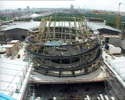 Das Jahr 1997 – Auf der Baustelle Berlin geht es voran: Der Reichstag bekommt seine Kuppel, das Adlon eröffnet, Hertha BSC steigt wieder auf in die erste Bundesliga und die ganze Stadt bangt mit Brandenburg bei der Oder-Flut. Eine Berlin-Chronik der Superlative: Vier Jahrzehnte von 1961, dem Jahr des Mauerbaus, bis 1999, als Berlin wieder Hauptstadt eines vereinten Deutschlands ist. - Rund 23 Meter hoch und 40 Meter breit - Richtfest der Reichstagskuppel