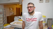 Traditionsbäcker Hannes Behrens aus Plau am See tüftelt gerade an einem Bierbrot.