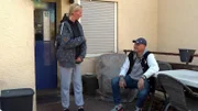 Elvis leidet unter starken Rückenschmerzen und lässt sich trotz seiner Abneigung schließlich von seiner Frau Katrin zu einem Arztbesuch überreden. Um Spritzen zu vermeiden, akzeptiert er den Rat, mehr zu laufen.