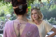 Miranda (Elen Rhys, r.) trifft auf Diana (Leonor Watling, l.), die "Mutter" der Frauen auf der Insel, und wird in die geheimnisvollen Regeln dieses abgeschiedenen Ortes eingeweiht.