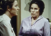 Caroline Ingalls (Karen Grassle, l.) sagt der Klatschtante Harriet (Katherine MacGregor, r.), die mal wieder ein privates Telefongespräch mitgehört hat, die Meinung.