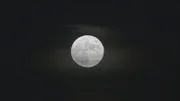 Unser Mond ist noch immer ein Mysterium für die Wissenschaft. Geheimnisvolle Blitze lassen Forscher zweifeln: Ist das Innere des Mondes doch noch aktiv?