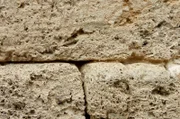 Spuren des Tuffabbaus im Wiesaztal.; Erstaunlicher Baustoff: Kalktuff.