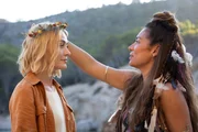 Miranda (Elen Rhys, l.) verbringt ihren Zwangsurlaub auf einer abgelegenen Insel, um die Ermittlungen voranzutreiben. Doch ein rätselhaftes Ritual, mit dem sie von der geheimnisvollen Hippolyta (Tara Hoyos-Martinez, r.) empfangen wird, stellt ihre Pläne unerwartet auf den Kopf.