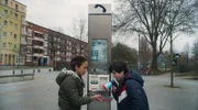 Taara (Josefine Maxima) und Jules (Tibet Held) rufen die Polizei – anonym, versteht sich.