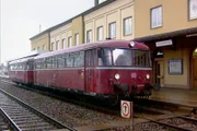 Als "Retter der Nebenbahn" wurde der Schienenbus in den 50er Jahren begeistert gefeiert. Heute hat er ausgedient. Wir begleiten den 90 Stundenkilometer schnellen Triebwagen bei einem seiner letzten Auftritte auf der Schwäbischen Alb.