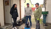 Michael, Lothar und Ella restaurieren gemeinsam eine antike Nähmaschine, um sie dann für den guten Zweck zu verkaufen.