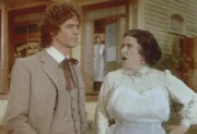 Mrs. Oleson (Katherine MacGregor, r.) ist zutiefst empört., denn der Anwalt Adam (Linwood Boomer, l.) hat die Verteidigung des korrupten Grundstücksmaklers übernommen.