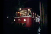Als "Retter der Nebenbahn" wurde der Schienenbus in den 50er Jahren begeistert gefeiert. Heute hat er ausgedient. Dienstbeginn in Tübingen 05:30 Uhr. Wir begleiten den 90 Stundenkilometer schnellen Triebwagen bei einem seiner letzten Auftritte auf der Schwäbischen Alb.