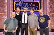 Moderator Kai Pflaume (M.) und seine Rateteam-Kapitäne Bernhard Hoëcker (l.) und Elton (r.) begrüßen in dieser Sendung den Schauspieler Fabian Hinrichs (2.v.l.) und den Schauspieler Wotan Wilke Möhring (2.v.r.).