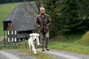 Karl (Peter Schell) macht sich über die Wohnsituation seiner Eltern Gedanken.