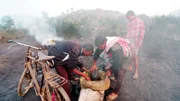 Sie werden „Die Kohlediebe“ genannt: Ehemalige Bauern in Indien, denen das Land abgebaggert wurde, holen handliche Brocken Kohle aus dem Tagebau, um sie als Brennmittel zu verkaufen.