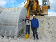 Willi Weitzel mit dem Geologen Alexander Braatz in einer Kaolinabbaustätte. Kaolin ist ein wichtiger Rohstoff zur Keramikherstellung.