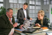 Die Kommissare Hofer (Joseph Hannesschläger, l.), Hansen (Igor Jeftić) und Michi Mohr (Max Müller) rätseln, was die alten Handschriften mit dem Mord an Bibliothekar Geyer zu tun haben.