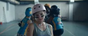 Lola Bouvier (Chloé Jouannet) ist sehr stolz, denn sie und ihre Mannschaft "Cannibal Licornes" haben das erste Qualifikationsspiel für den "Moon-Derby-Cup" gewonnen.