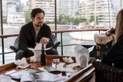 Cole Ellis (Giacomo Gianniotti, l.); Max Mitchell (Vanessa Morgan, r.)